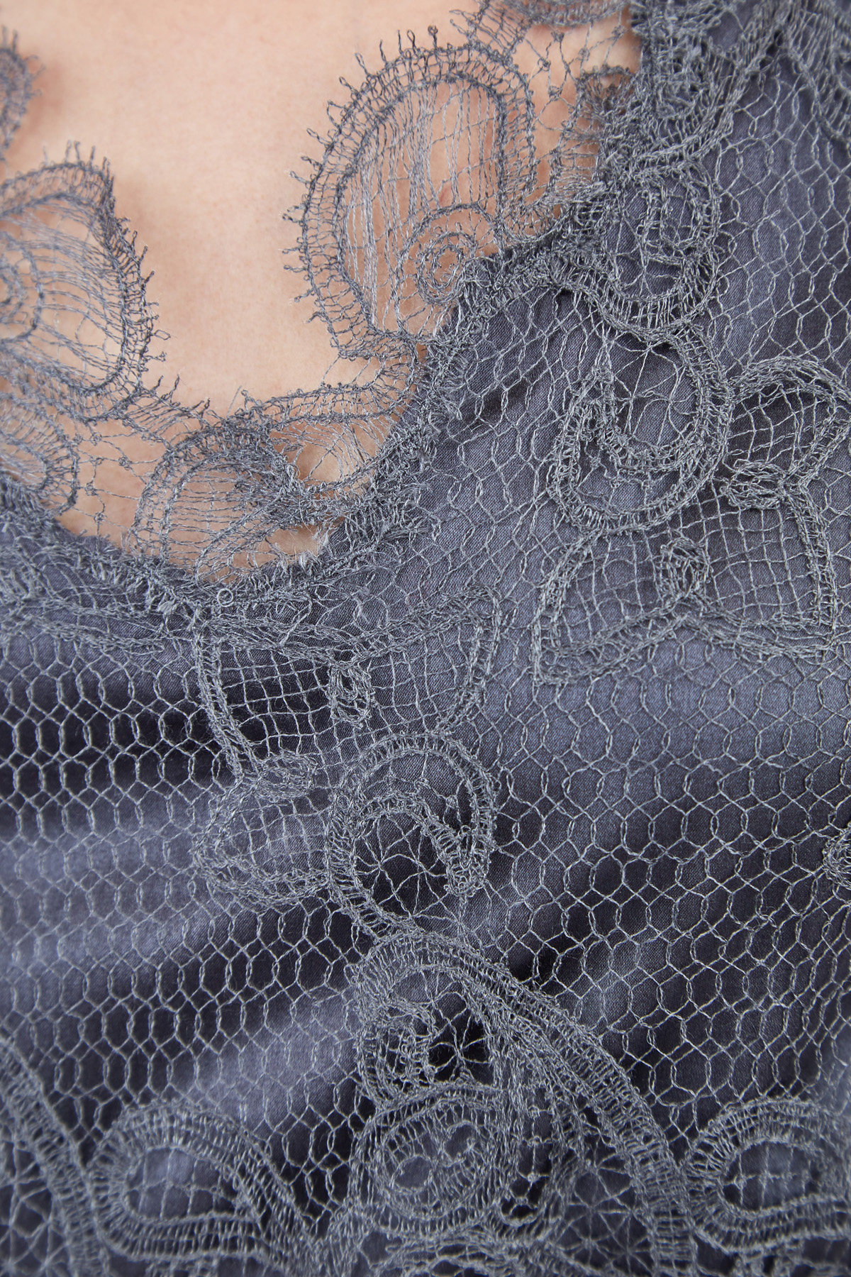 Шелковая блуза с верхним слоем из кружева и короткими рукавами